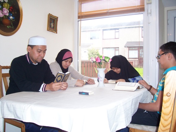 Tadarrus Al-Quran bersama keluarga.