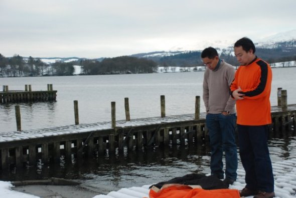 Solat berjemaah bersama adik saya, Muhsin, di Lake District, ketika suhu beku.